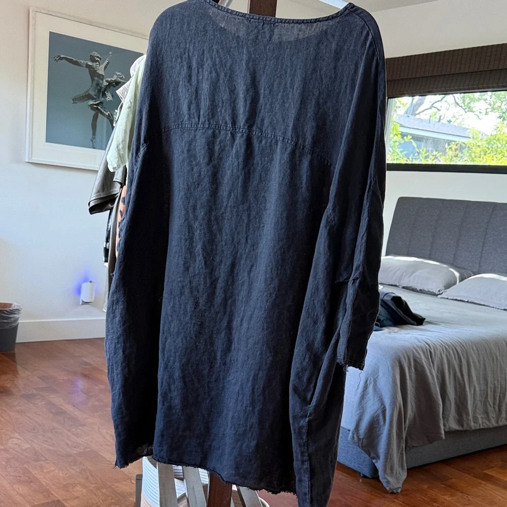 Black Oversized Linen Dress by Black Crane - Picture 7 of 7